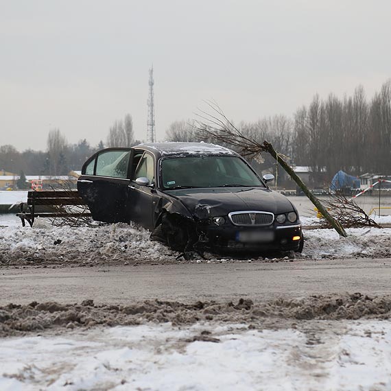 Niebezpieczna kolizja na Wybrzeu Wadysawa IV. Rover wjecha na chodnik, skosi dwa drzewka, uderzy w kwietnik i zatrzyma si na awce!