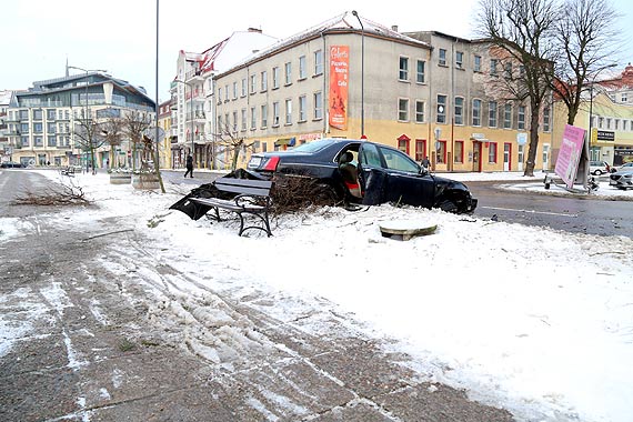 Niebezpieczna kolizja na Wybrzeu Wadysawa IV. Rover wjecha na chodnik, skosi dwa drzewka, uderzy w kwietnik i zatrzyma si na awce!