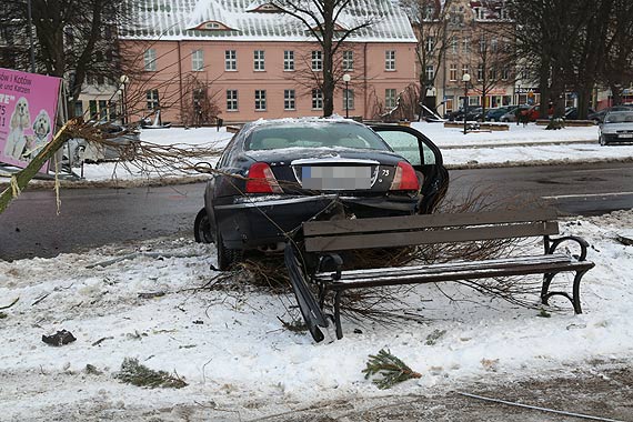 Niebezpieczna kolizja na Wybrzeu Wadysawa IV. Rover wjecha na chodnik, skosi dwa drzewka, uderzy w kwietnik i zatrzyma si na awce!