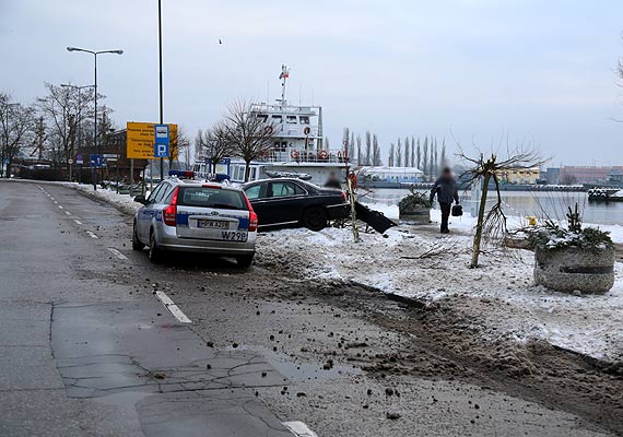 Niebezpieczna kolizja na Wybrzeu Wadysawa IV. Rover wjecha na chodnik, skosi dwa drzewka, uderzy w kwietnik i zatrzyma si na awce!