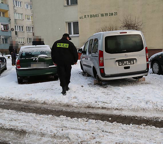 Okradli i uszkodzili Mercedesa. Kradzie„na chama”