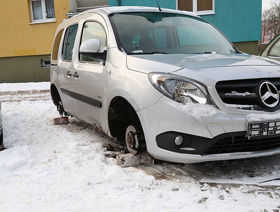 Okradli i uszkodzili Mercedesa. Kradzie„na chama”