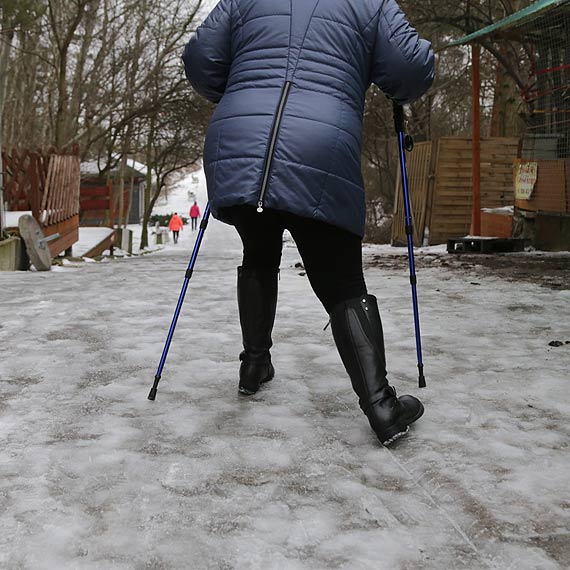 Kto odpowiada za uprztnicie z chodnikw niegu i bota poniegowego?