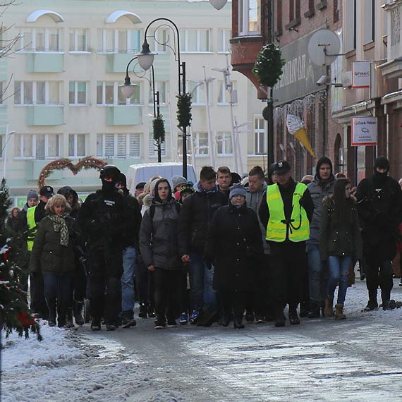 Mieszkacy oddali hod 19- letniemu Piotrkowi. Ulicami miasta przeszed Biay Marsz. Ojciec zamordowanego: Nie moe by tak, eby grupa ludzi terroryzowaa to miasto! Ludzie twierdz, e co nie tak jest tutaj z policj. Zobacz film!