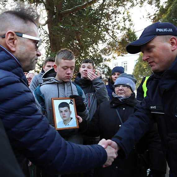 Mieszkacy oddali hod 19- letniemu Piotrkowi. Ulicami miasta przeszed Biay Marsz. Ojciec zamordowanego: Nie moe by tak, eby grupa ludzi terroryzowaa to miasto! Ludzie twierdz, e co nie tak jest tutaj z policj. Zobacz film!