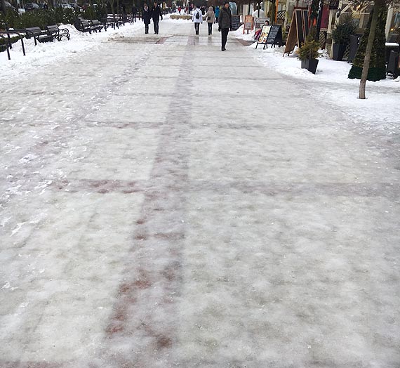 Odnieone s tylko cieki rowerowe. Chodniki i promenada zasypane