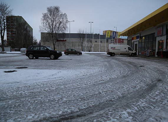 Oblodzony parking Stop Shop jest idealny dla kaskaderw, nie dla kierowcw i przechodniw...