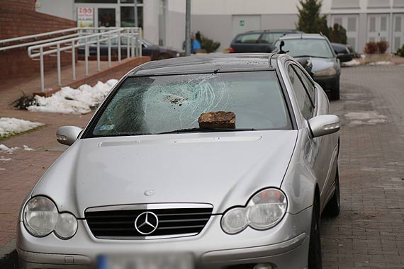 Mercedes zdemolowany na „Platanie”. Policja szuka sprawcw