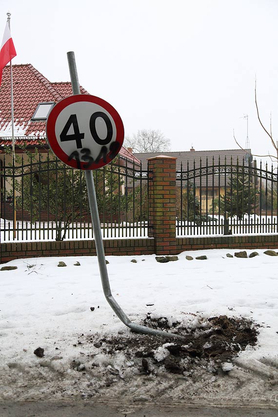 Pijany kierowca rozbija wszystko co napotka na swojej drodze! Uderzy w znak drogowy, latarnie uliczne i inne pojazdy. Na kocu prawie wjecha do McDonald's!