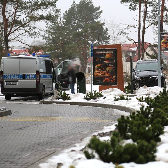 Pijany kierowca rozbija wszystko co napotka na swojej drodze! Uderzy w znak drogowy, latarnie uliczne i inne pojazdy. Na kocu prawie wjecha do McDonald's!