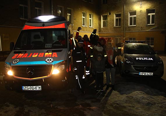 Dzi jest „Dzie Odblaskw”! Pogotowie Ratunkowe przy wsppracy z Policj, zawiecio przykadem i obdarowao modzie odblaskami!