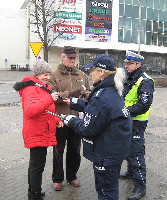 Dzie odblaskw - winoujscy policjanci wczyli si do akcji