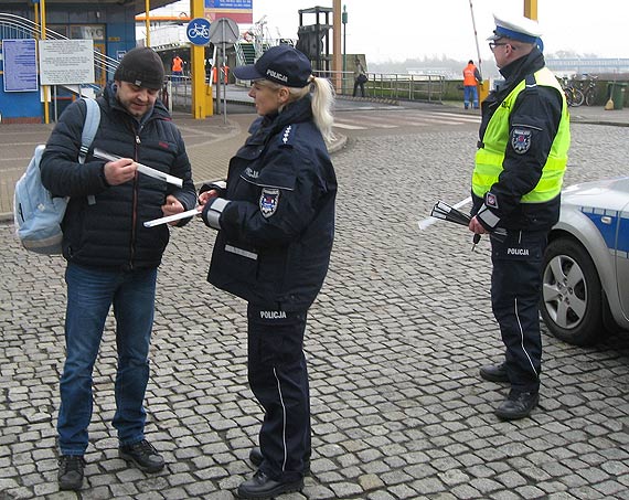 Dzie odblaskw - winoujscy policjanci wczyli si do akcji