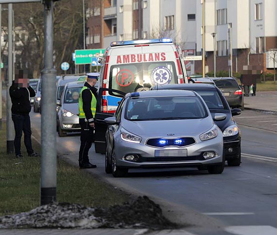 Obywatelka Niemiec wymusia pierwszesto i uderzya w mercedesa. Kierujcy mercedesem trafi do szpitala