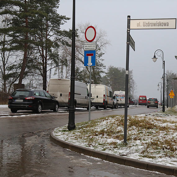 Interpelacja radnego Sebastiana Olszara: Mimo zakazu postoju, samochody parkuj w Alei Interferie