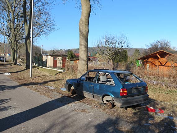 Wypatroszony samochd wita przyjezdnych