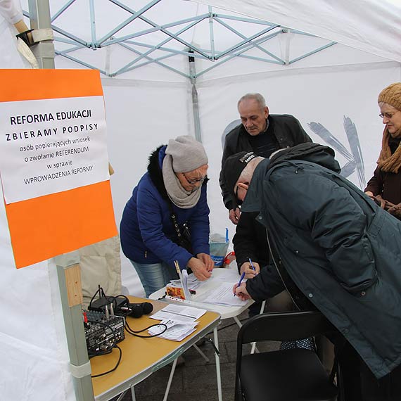 Komitet Obrony Demokracji zbiera podpisy za referendum szkolnym