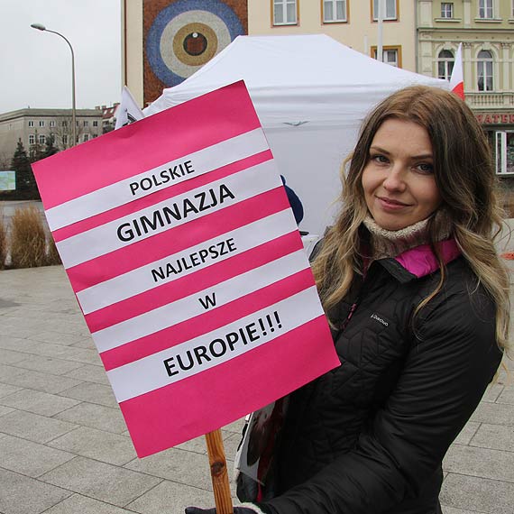 Komitet Obrony Demokracji zbierał podpisy za referendum szkolnym