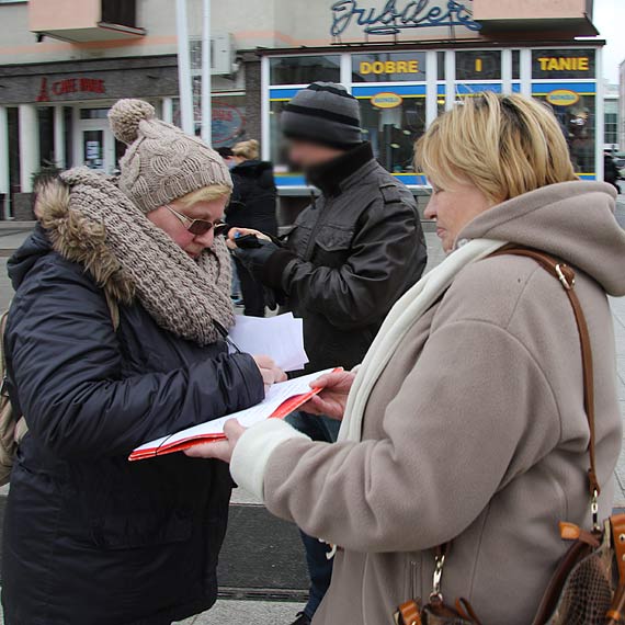 Komitet Obrony Demokracji zbierał podpisy za referendum szkolnym