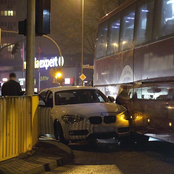 Kolizja BMW z autobusem. Jak si okazuje, winnym jest kierowca osobwki 