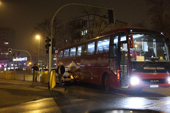 Kolizja BMW z autobusem. Jak si okazuje, winnym jest kierowca osobwki 