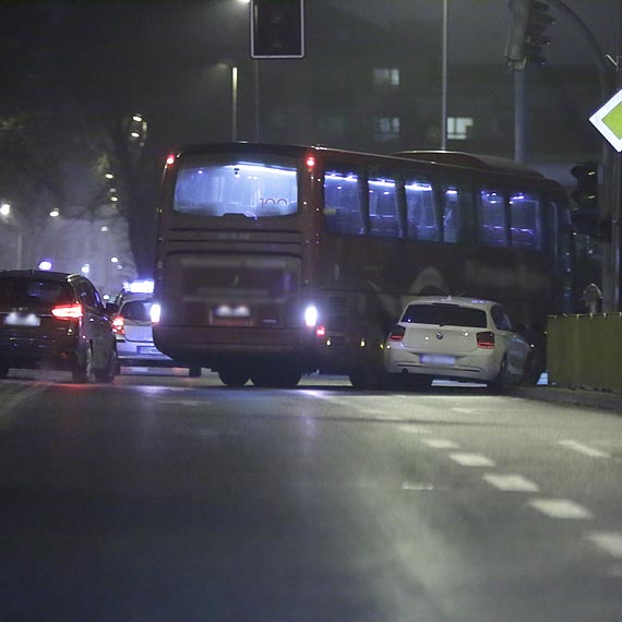Kolizja BMW z autobusem. Jak si okazuje, winnym jest kierowca osobwki 
