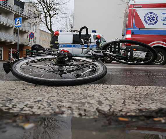 Wypadek na feralnym skrzyowaniu. Kierowca samochodu dostawczego potrci 58 - letniego rowerzyst! By pod wpywem alkoholu!  