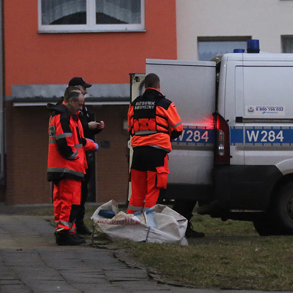 Z klatki dochodziy dziwne dwiki, jak si okazao, bezdomni uprawiali w niej seks!