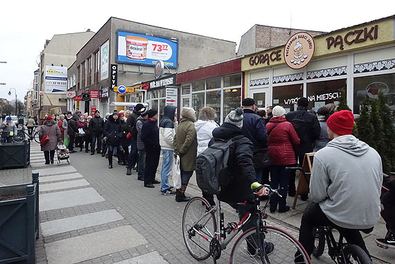 Pczkomania dotara do winoujcia! Ogromna kolejka do pczkarni Babci Jaci przy Bohaterw Wrzenia!