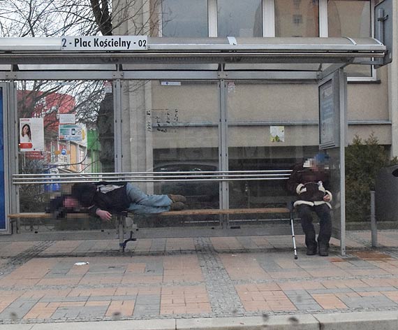 Czytelnik: Czekajc na autobus... 