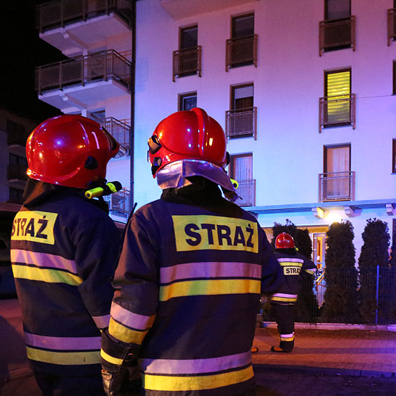 Zdy na gorc kolacj i unikn wywaenia drzwi - wczeniej interweniowali straacy