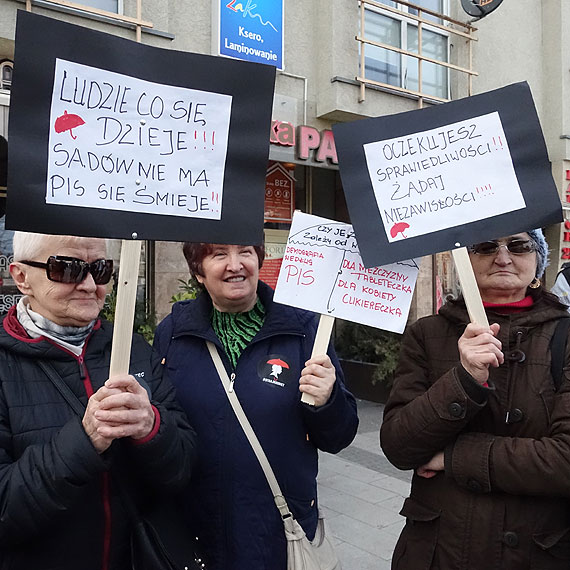 Oglnopolski protest kobiet dotar do winoujcia: Grupa podstarzaych oszoomw nie moe decydowa za nas! Zobacz Film!