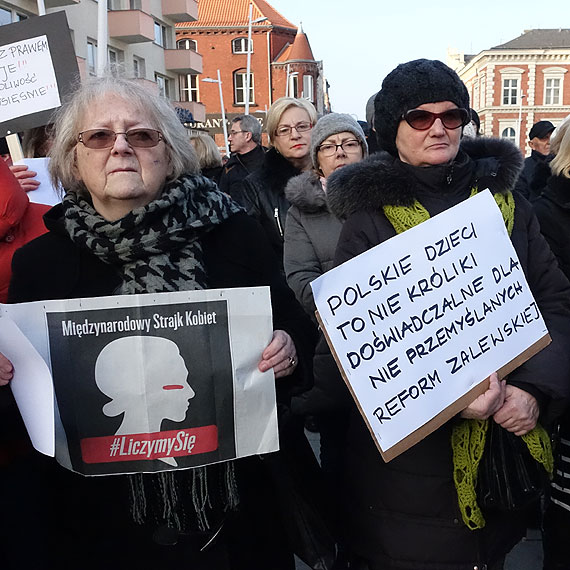 Oglnopolski protest kobiet dotar do winoujcia: Grupa podstarzaych oszoomw nie moe decydowa za nas! Zobacz Film!