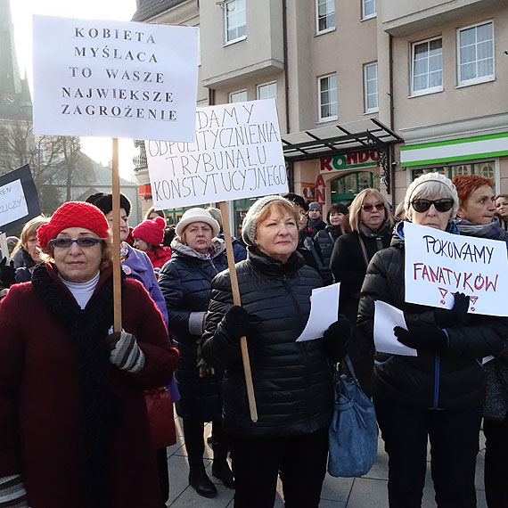 Oglnopolski protest kobiet dotar do winoujcia: Grupa podstarzaych oszoomw nie moe decydowa za nas! Zobacz Film!