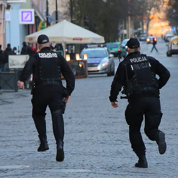 Nie chcia po dobroci to doprowadzili go si. Poszukiwany 19- latek wpad w samym centrum miasta 