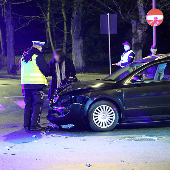 Mczyzna kierujcy skod uderzy w nadjedajce BMW