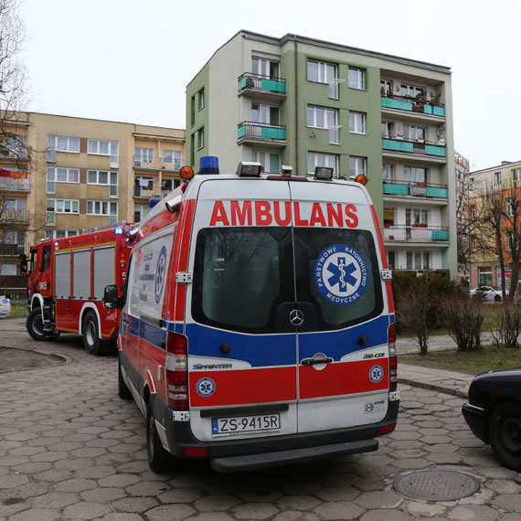 W bloku przy Konstytucji 3 Maja kobieta woaa o pomoc! Straacy wywayli drzwi do mieszkania!