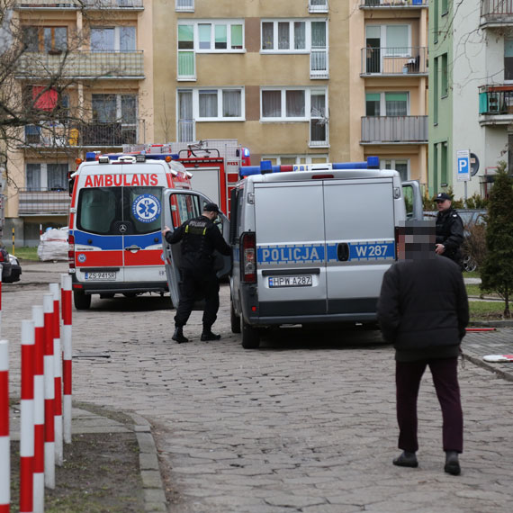 W bloku przy Konstytucji 3 Maja kobieta woaa o pomoc! Straacy wywayli drzwi do mieszkania!