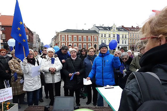 Proeuropejska manifestacja na Placu Wolnoci: Przedstawiciele rzdu i europarlamentarzyci PiS-u zachowuj si jak rozkapryszone, niedojrzae dzieci. Zobacz film!