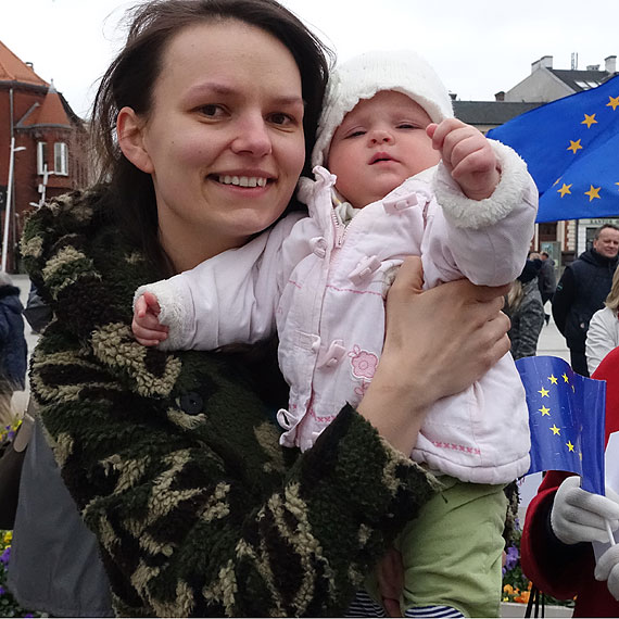 Proeuropejska manifestacja na Placu Wolnoci: Przedstawiciele rzdu i europarlamentarzyci PiS-u zachowuj si jak rozkapryszone, niedojrzae dzieci. Zobacz film!