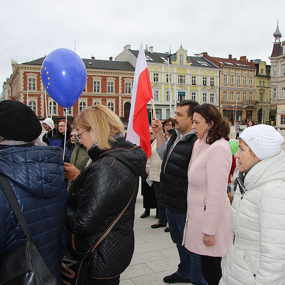 Proeuropejska manifestacja na Placu Wolnoci: Przedstawiciele rzdu i europarlamentarzyci PiS-u zachowuj si jak rozkapryszone, niedojrzae dzieci. Zobacz film!