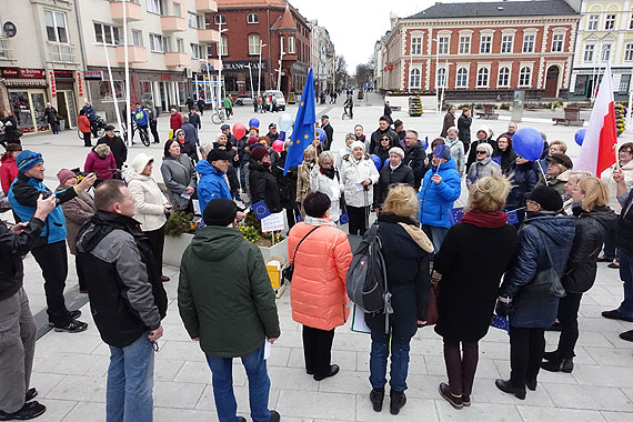 Proeuropejska manifestacja na Placu Wolnoci: Przedstawiciele rzdu i europarlamentarzyci PiS-u zachowuj si jak rozkapryszone, niedojrzae dzieci. Zobacz film!