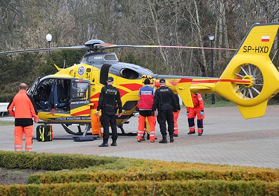 Mczyzna dosta zawau. Na terenie muszli koncertowej wyldowa helikopter LPR! Zobacz film!
