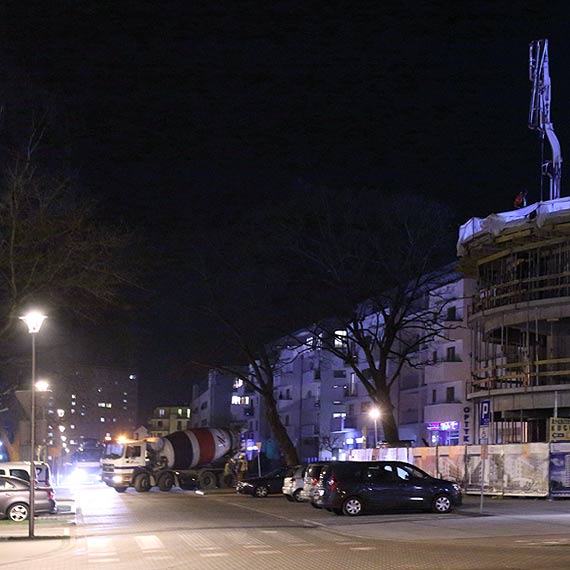 Pracujce betoniarki, kawaki lanego betonu spadajce na samochody - tak wygldaj wieczory mieszkacw bloku przy placu budowy na Platanie