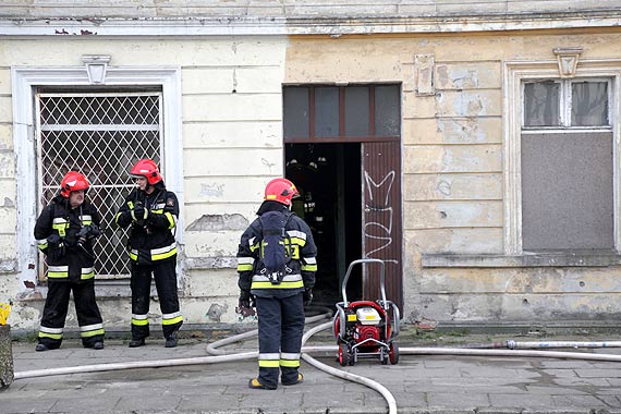 Poar budynku przy ulicy Barlickiego! Do akcji wysane zostay zastpy PSP i WOP