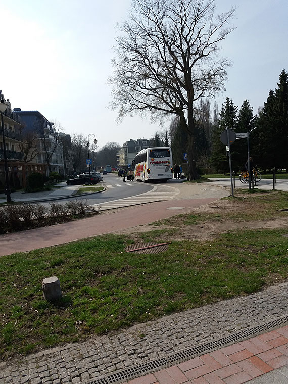 Mieszkaniec: Kierowca autobusu zatarasowa drog rowerow i przejcie dla pieszych! 