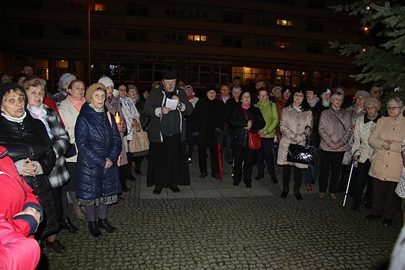 Modlitwy, znicze i harcerska warta w rocznic mierci Jana Pawa II