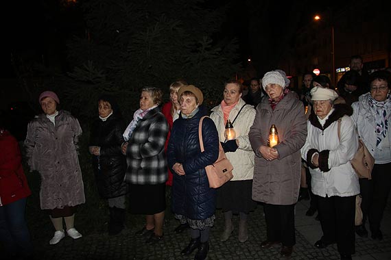 Modlitwy, znicze i harcerska warta w rocznic mierci Jana Pawa II