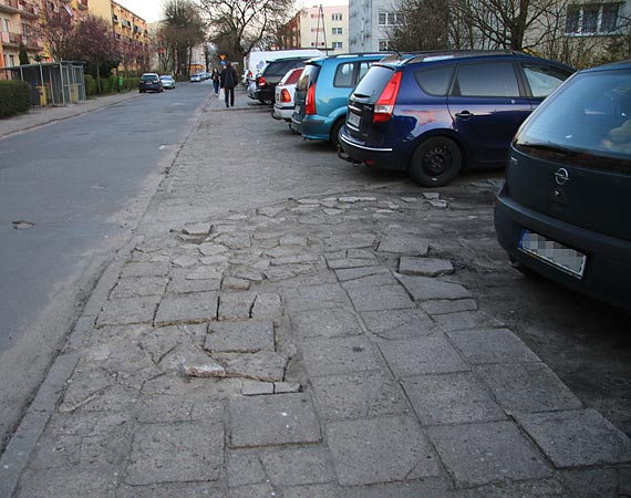 Na chodniku przy ulicy Rybaki mona poama nogi! Mieszkacy prosz o pomoc