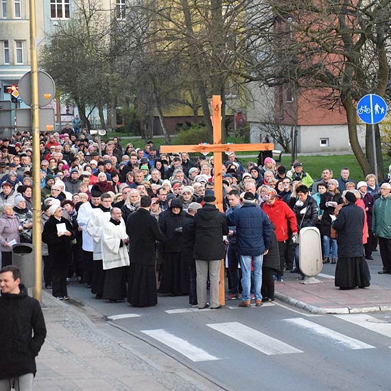 Niezwyke rozwaania ulicznej drogi krzyowej